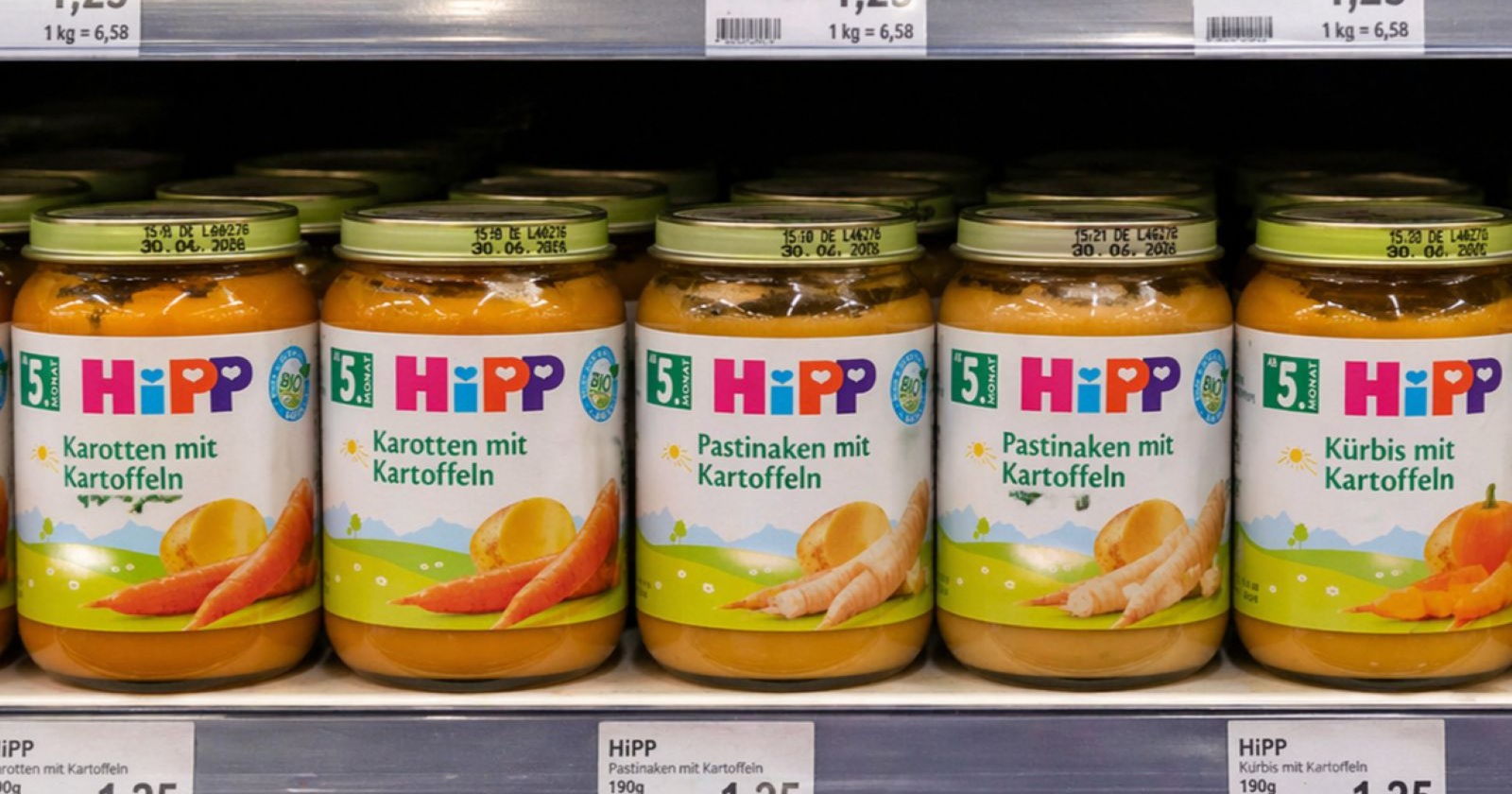 HiPP-Babynahrungsgläser im Regal, darunter „Karotten mit Kartoffeln“ – im Zusammenhang mit Erpressung und Rattengift-Funden.