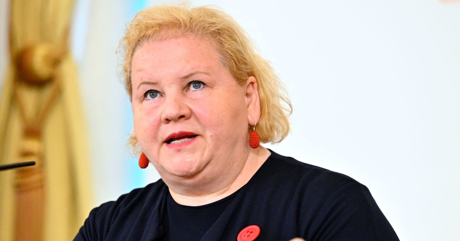 Gesundheitsministerin Korinna Schumann spricht bei einem Pressetermin und warnt im Zusammenhang mit dem HiPP-Rückruf vor Risiken durch manipulierte Babynahrung.