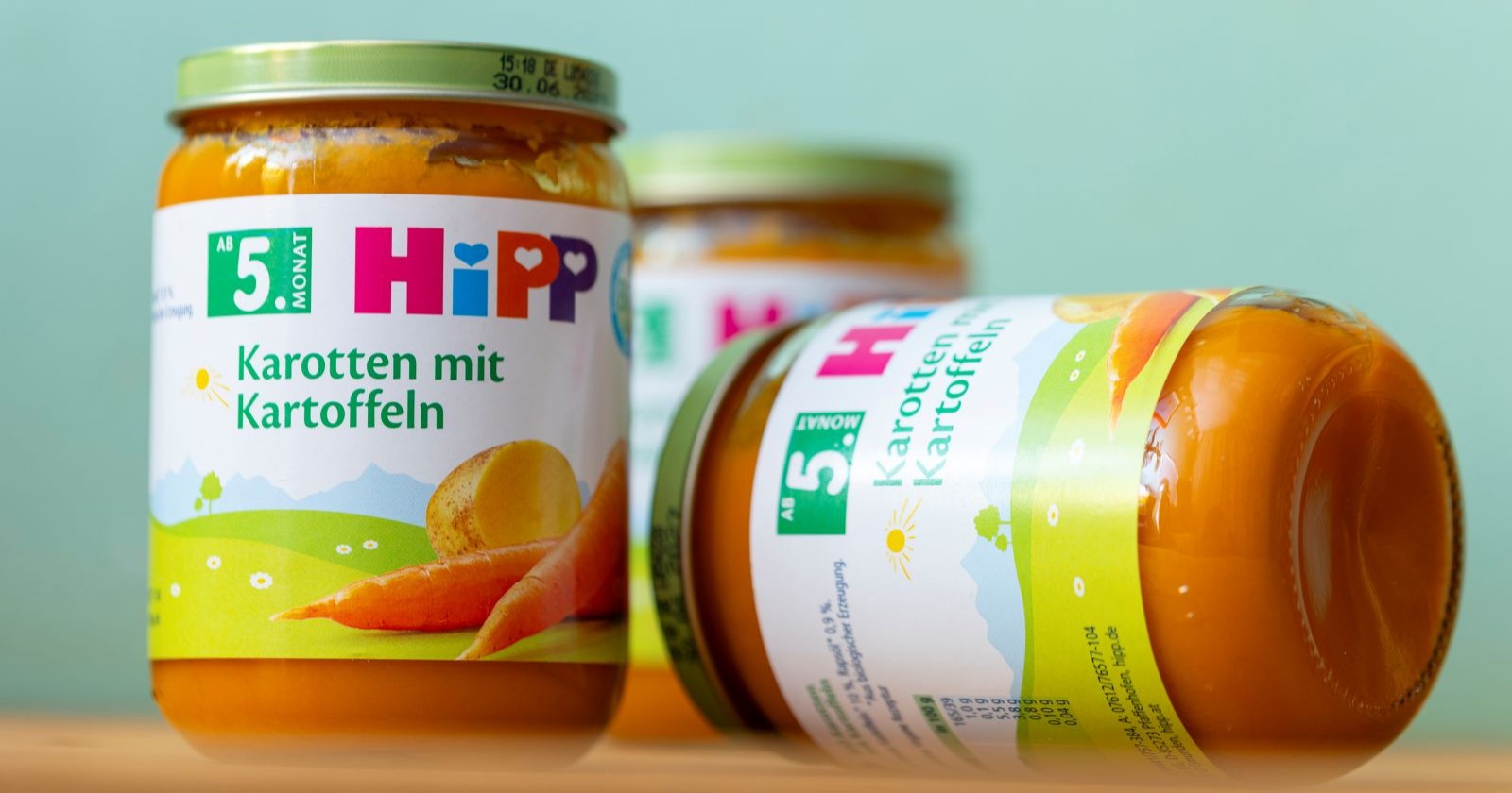 Auf dem Bild sind mehrere Gläser HiPP-Babynahrung der Sorte „Karotten mit Kartoffeln“ zu sehen, die im Zusammenhang mit einem Erpressungsfall stehen. Die Produkte liegen nebeneinander auf einer Oberfläche und zeigen die betroffene Sorte, die aktuell im Fokus der Ermittlungen steht.