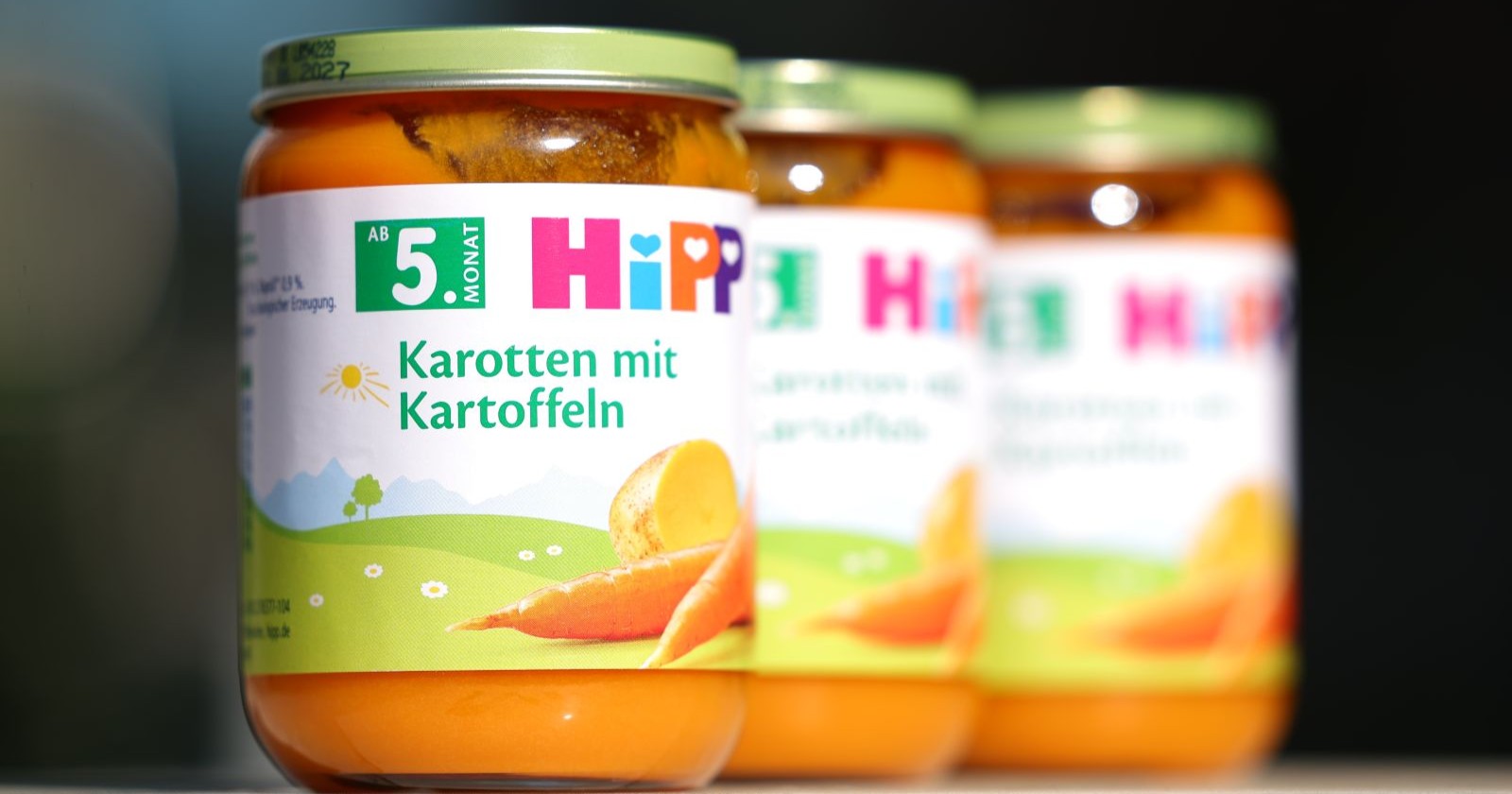 HiPP-Babynahrung mit Karotten und Kartoffeln steht im Regal, während der Rückruf in Österreich läuft und ein zweites manipuliertes Glas vermutet wird.