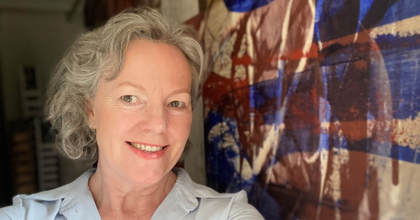 Isolde Leinholz, Künstlerin aus Kalsdorf bei Graz, im Porträt vor einem ihrer Werke