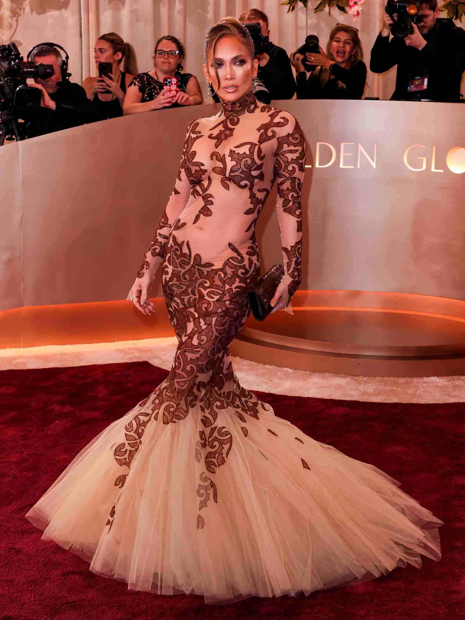 Jennifer Lopez in figurbetontem Abendkleid auf dem roten Teppich bei einer Gala