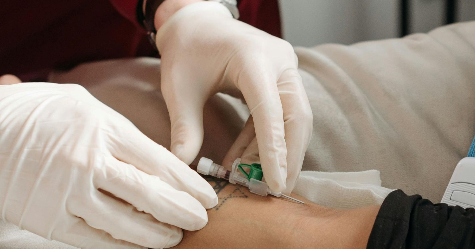 Arzt setzt Infusion bei Patientin an – Symbolbild für umstrittene Pflanzen-Infusion und medizinische Behandlung in Kärnten