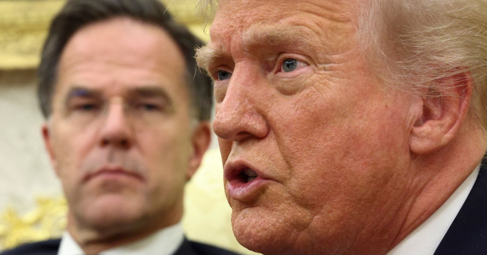 Donald Trump spricht über möglichen NATO-Austritt, im Hintergrund NATO-Chef Mark Rutte