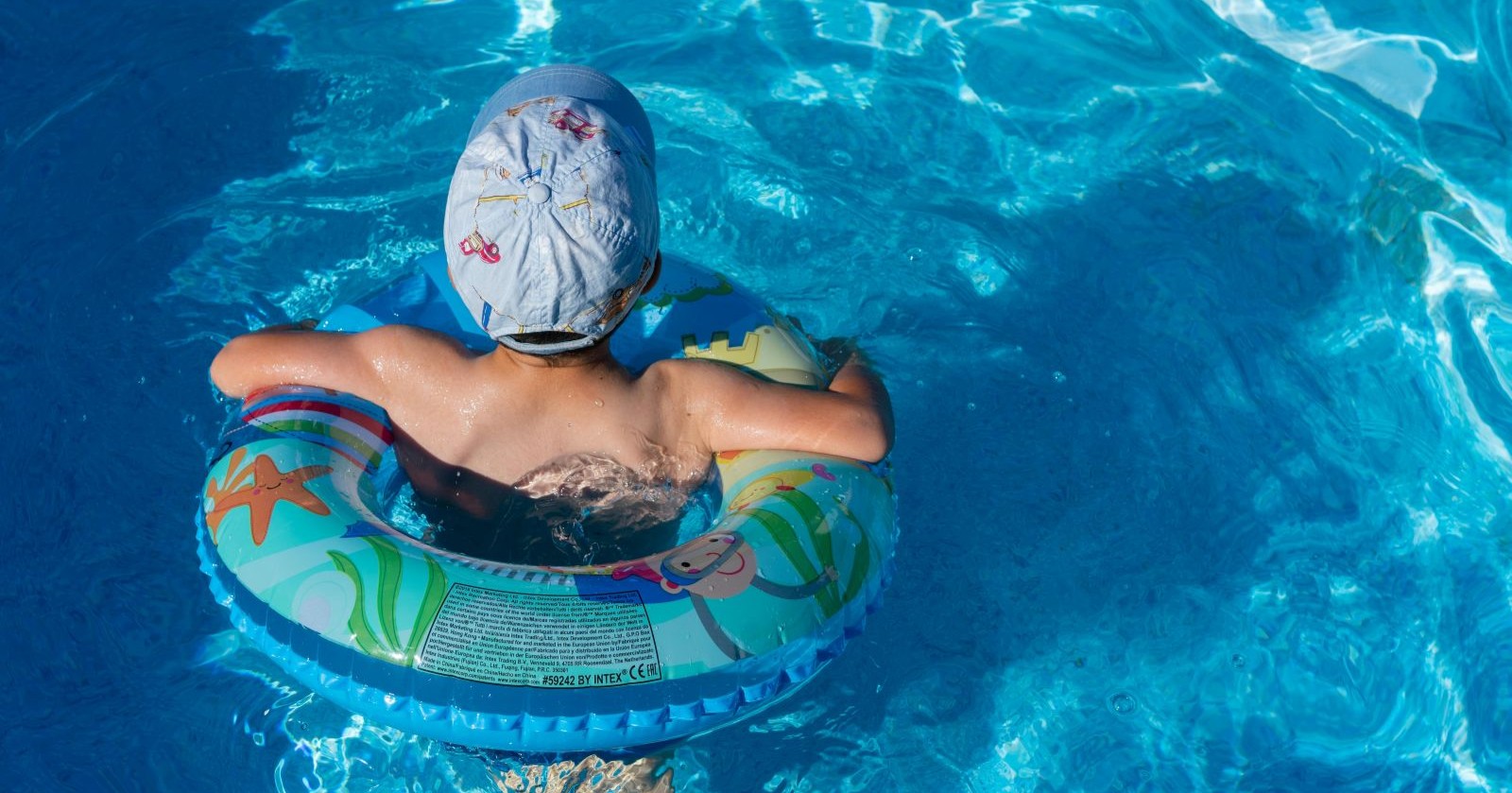 Kind mit Schwimmring im Wasser – Symbolbild zum Kinderverbot in der Sprudelhof Therme Bad Nauheim