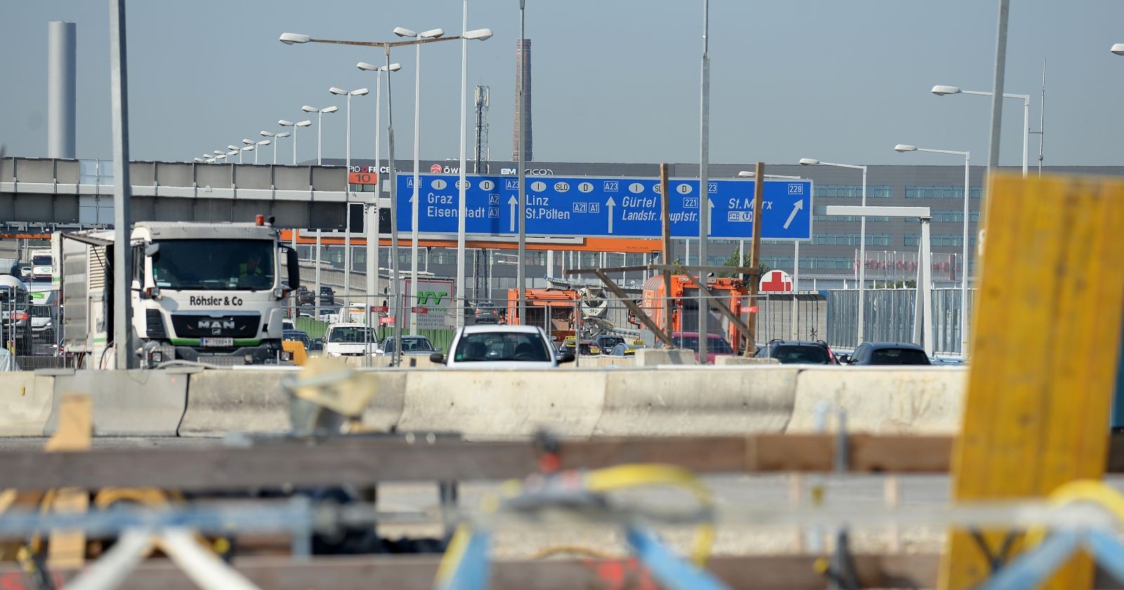 Bauarbeiten auf der A23 beim Knoten Prater mit Fahrzeugen, Baustellenabsperrungen und Verkehrsschildern Richtung Graz und St. Marx