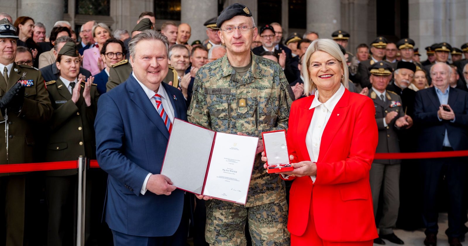 Brigadier Christian Habersatter  übernimmt in Beisein von Bürgermeister Ludwig und Verteidigungsministerin Klaudia Tanner