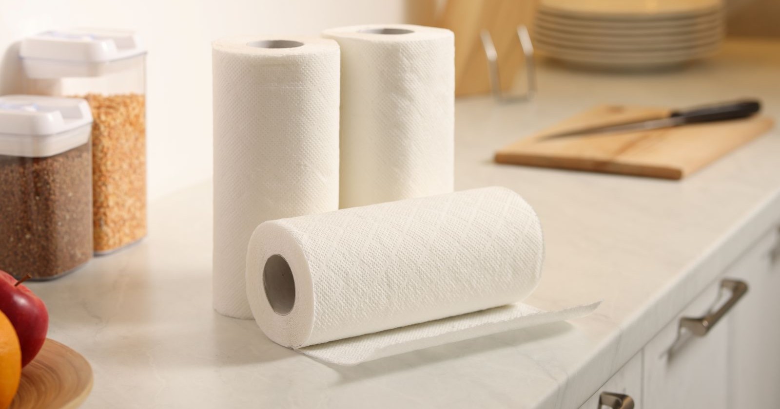 Mehrere Küchenrollen liegen verteilt auf einer Arbeitsfläche einer Küche