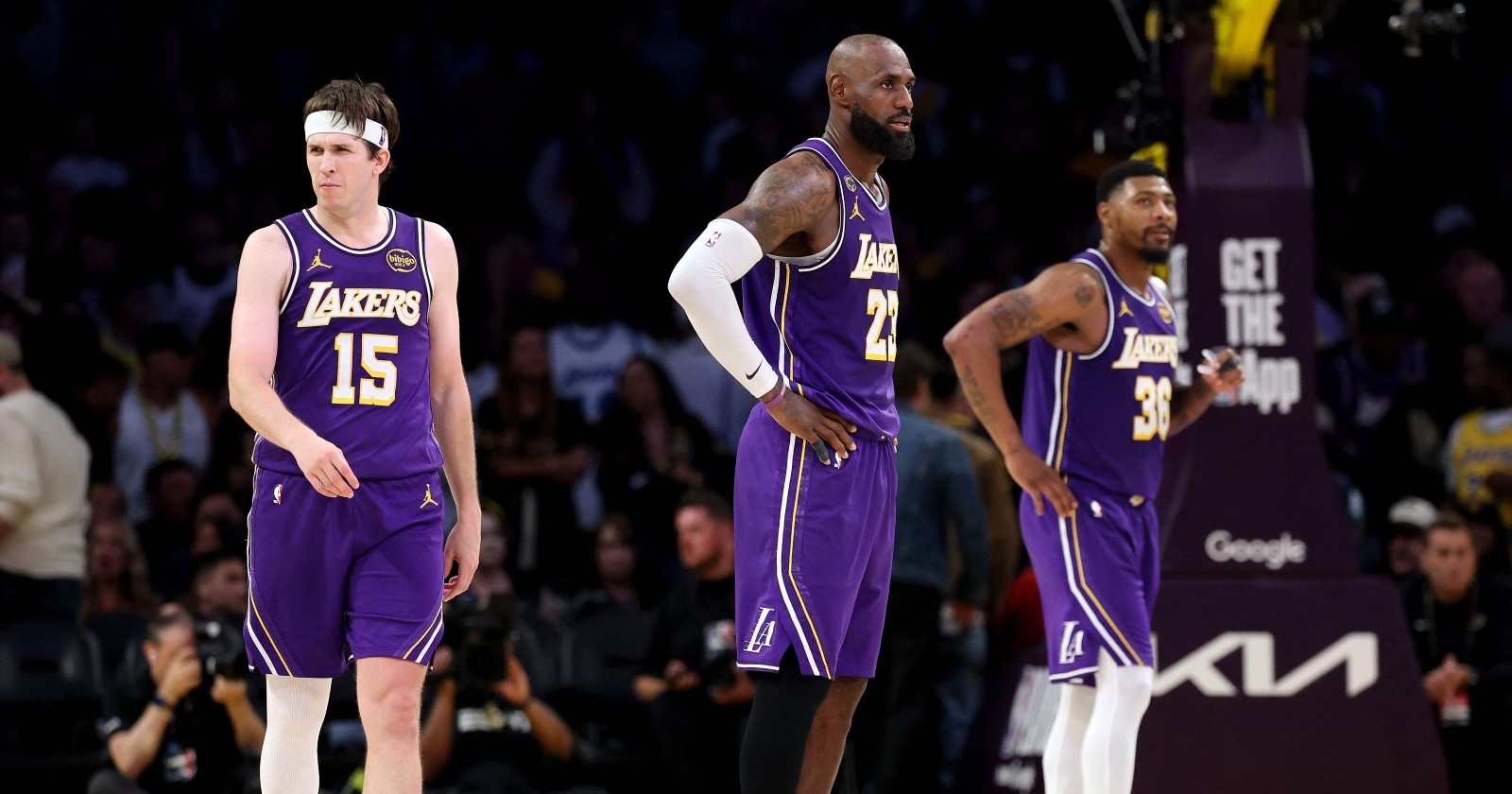 Austin Reaves, LeBron James und Marcus Smart von den Los Angeles Lakers beobachten das Spiel gegen die Houston Rockets im vierten Viertel von Spiel fünf der ersten Runde der NBA-Playoffs in der Western Conference.