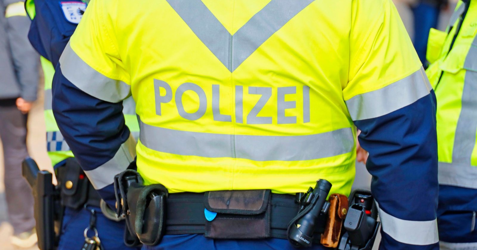 Ein Polizist trägt eine gelbe Warnweste