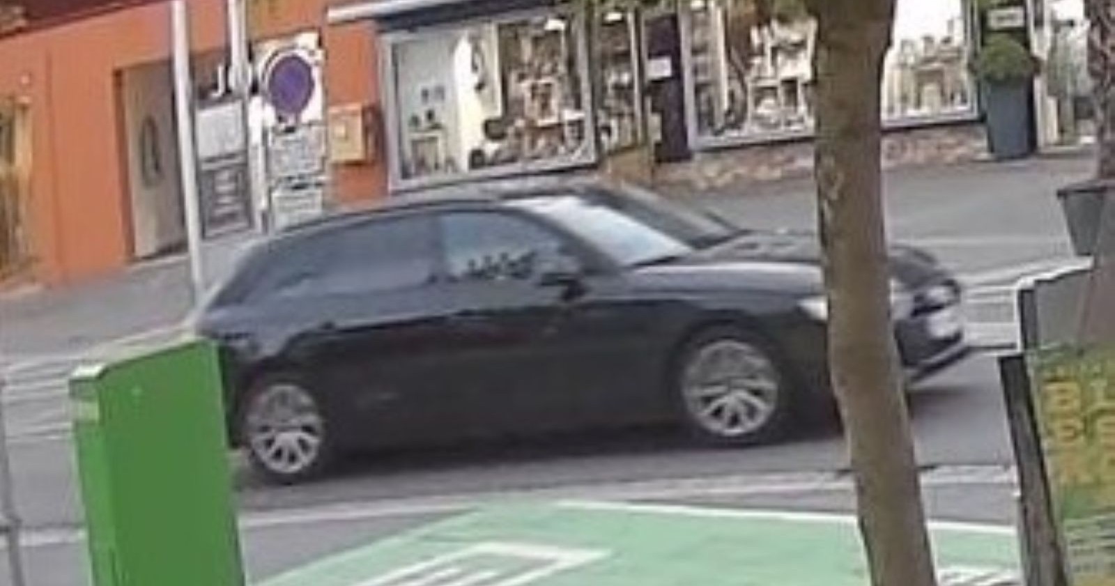 Dunkler Audi nach Schüssen in Leibnitz am Hauptplatz von Überwachungskamera erfasst