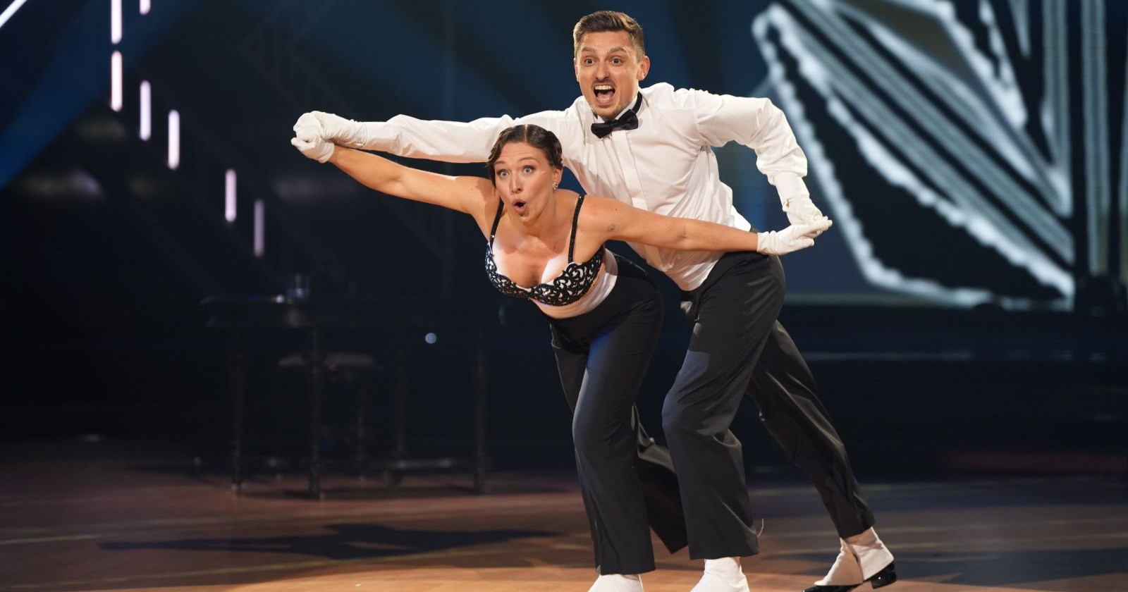 Ein Mann und eine Frau tanzen auf einer Tanzfläche