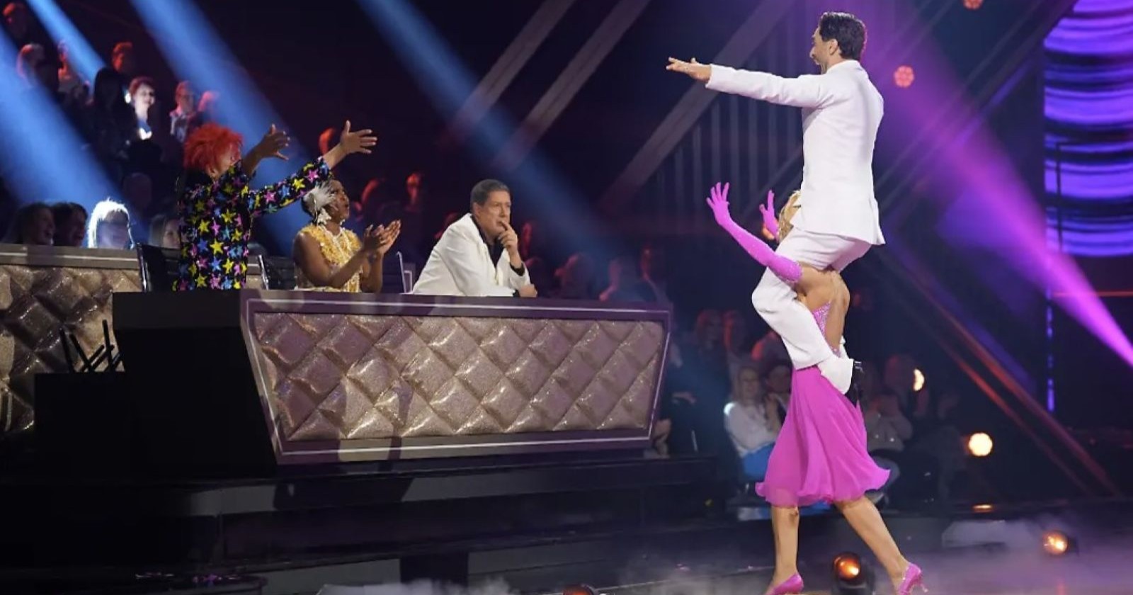 Tanzpaar bei „Let’s Dance“ 2026 performt spektakuläre Hebefigur vor der Jury im Studio/ Trotz Ausfall der neuen Folge am Karfreitag zeigt RTL ein Special mit den besten Tänzen der Show