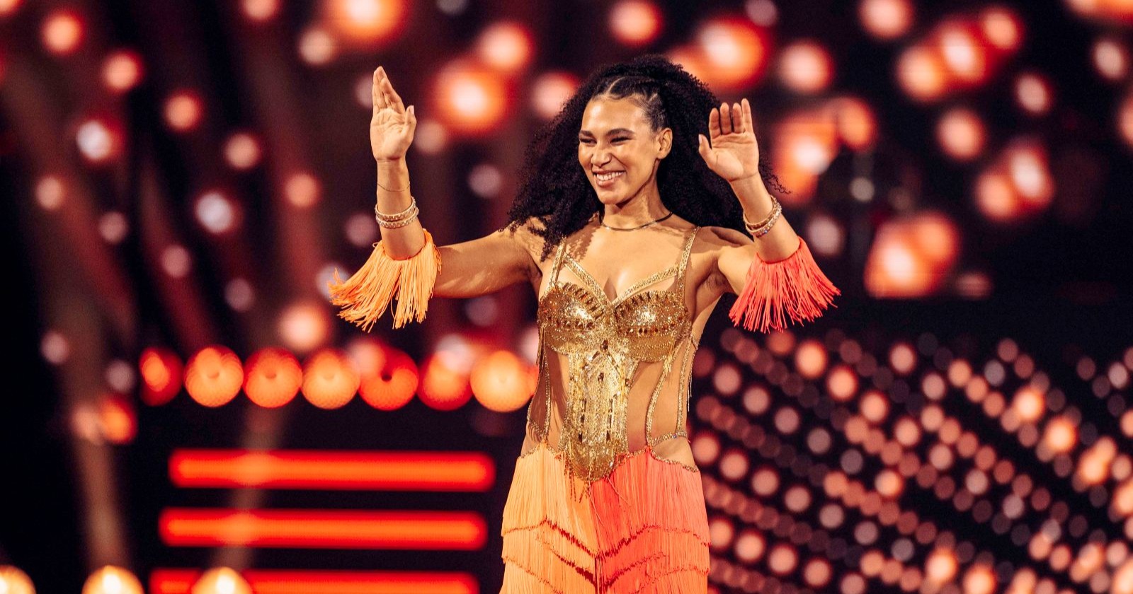Marie Mouroum bei „Let’s Dance“ auf der Bühne in goldenem Tanzoutfit – die Stuntfrau ist jetzt Mutter geworden