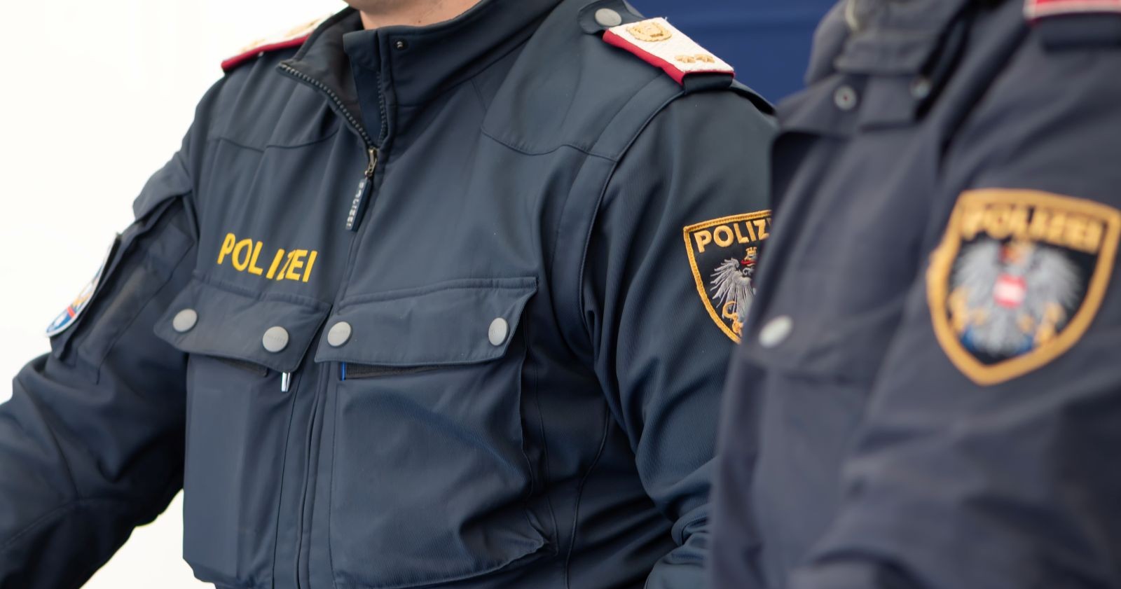 Polizisten im Einsatz in Linz nach tödlichem Angriff mit Schere und Spritze