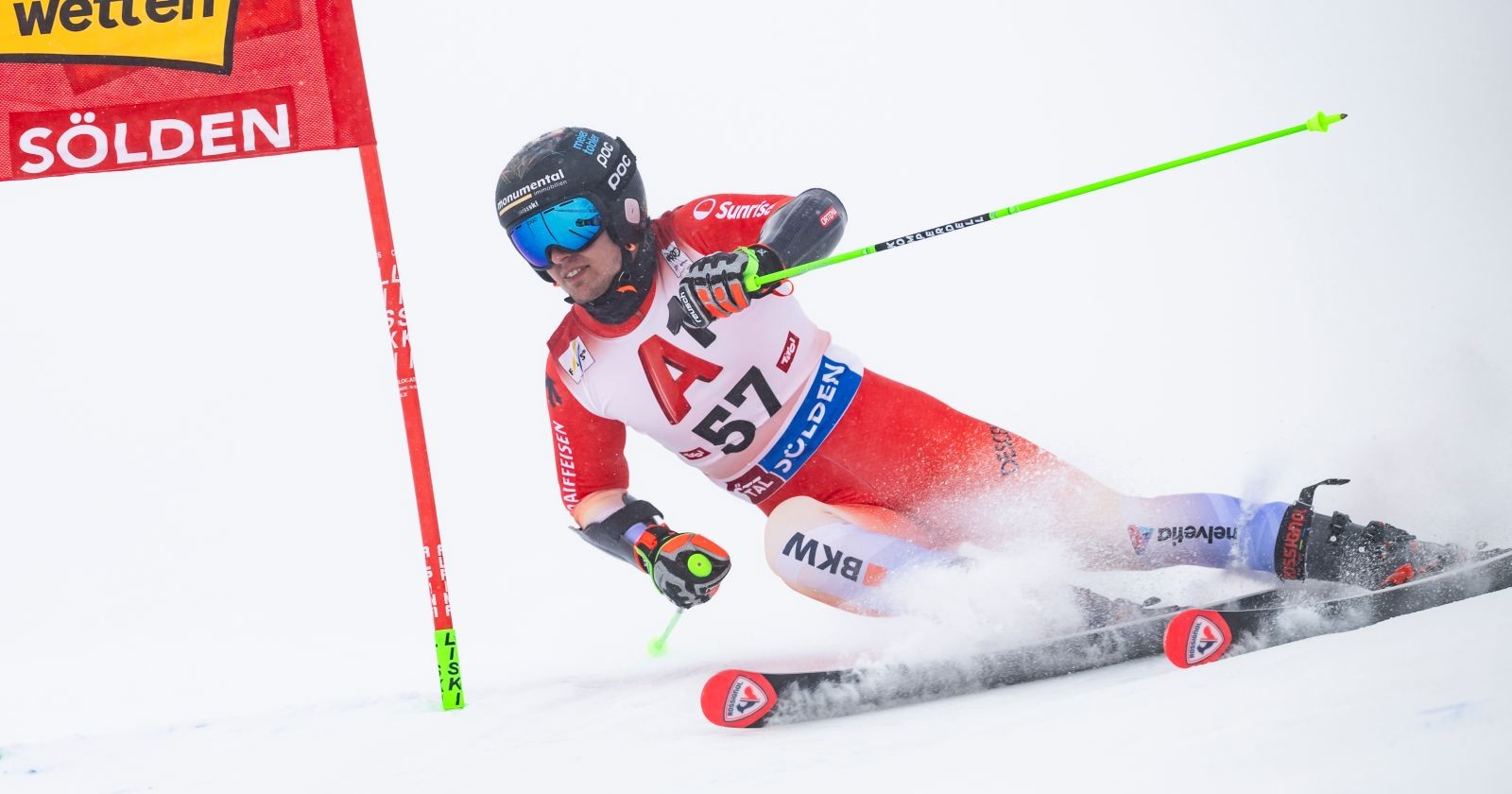 Mann fährt einen Slalom auf Skiern