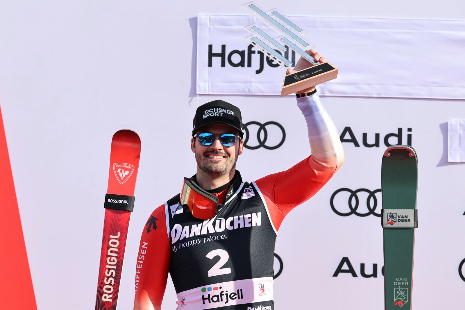 Loic Meillard auf dem Siegerpodest von Hatfjell