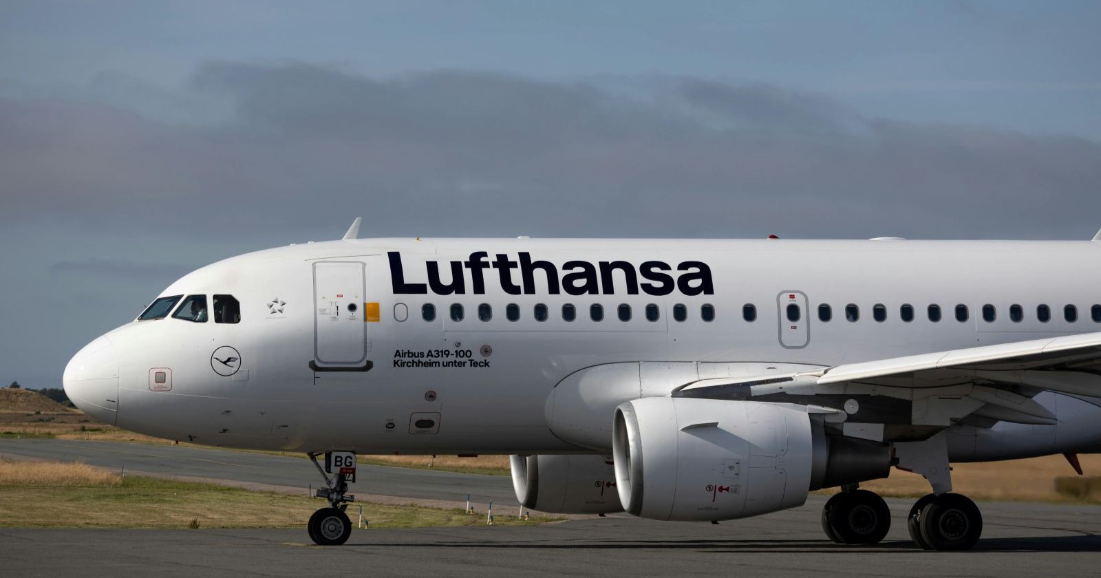 Lufthansa Flugzeug am Boden – CityLine Flugbetrieb gestoppt wegen steigender Kosten und wirtschaftlicher Probleme