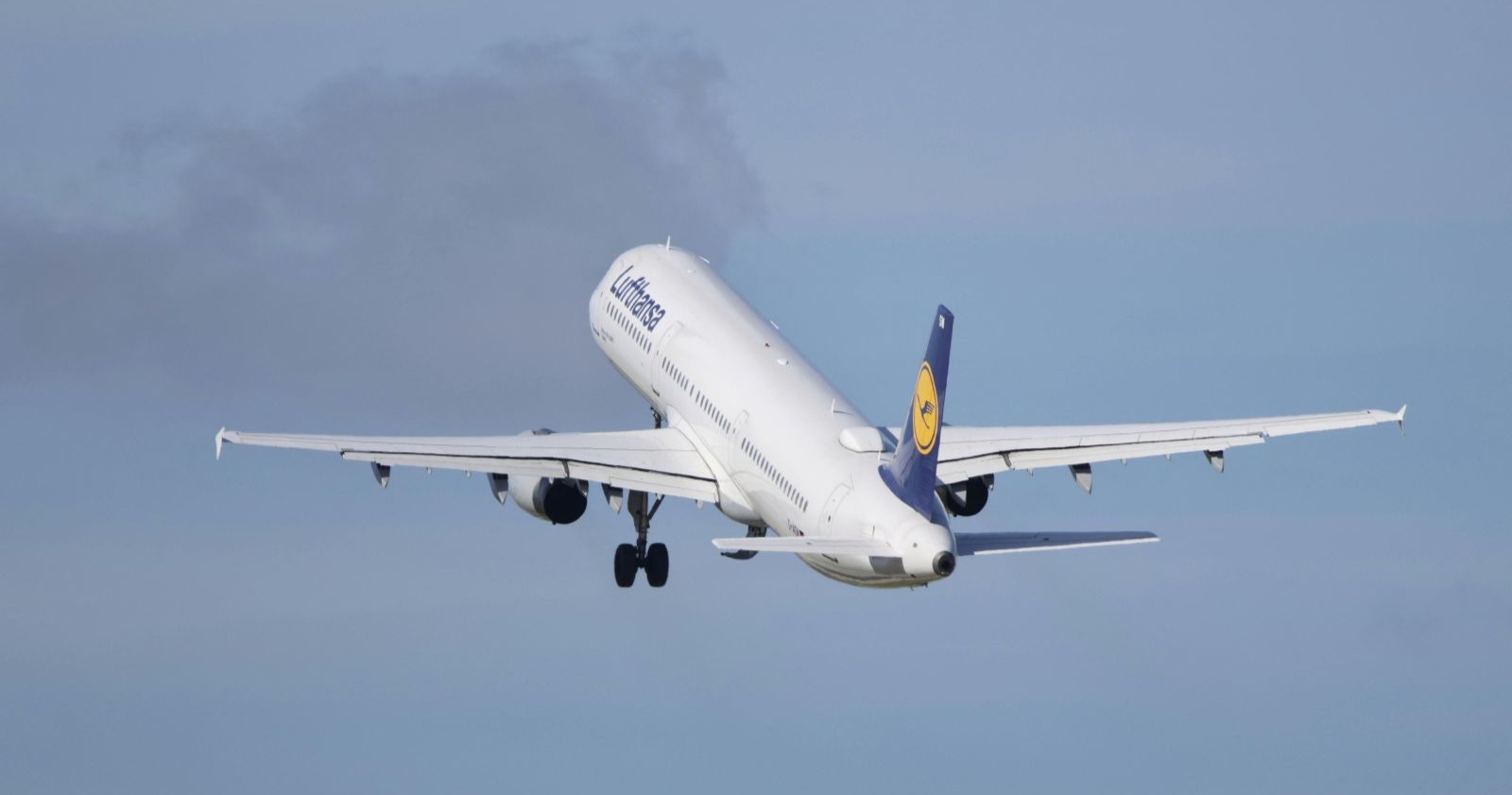 Lufthansa Flugzeug beim Start – mögliche Flugausfälle in Europa durch Kerosinmangel und Energiekrise