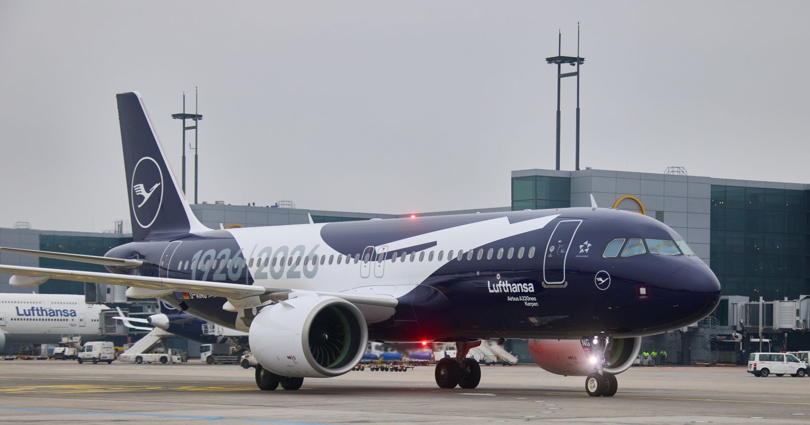 Lufthansa-Flugzeug am Boden eines Flughafens