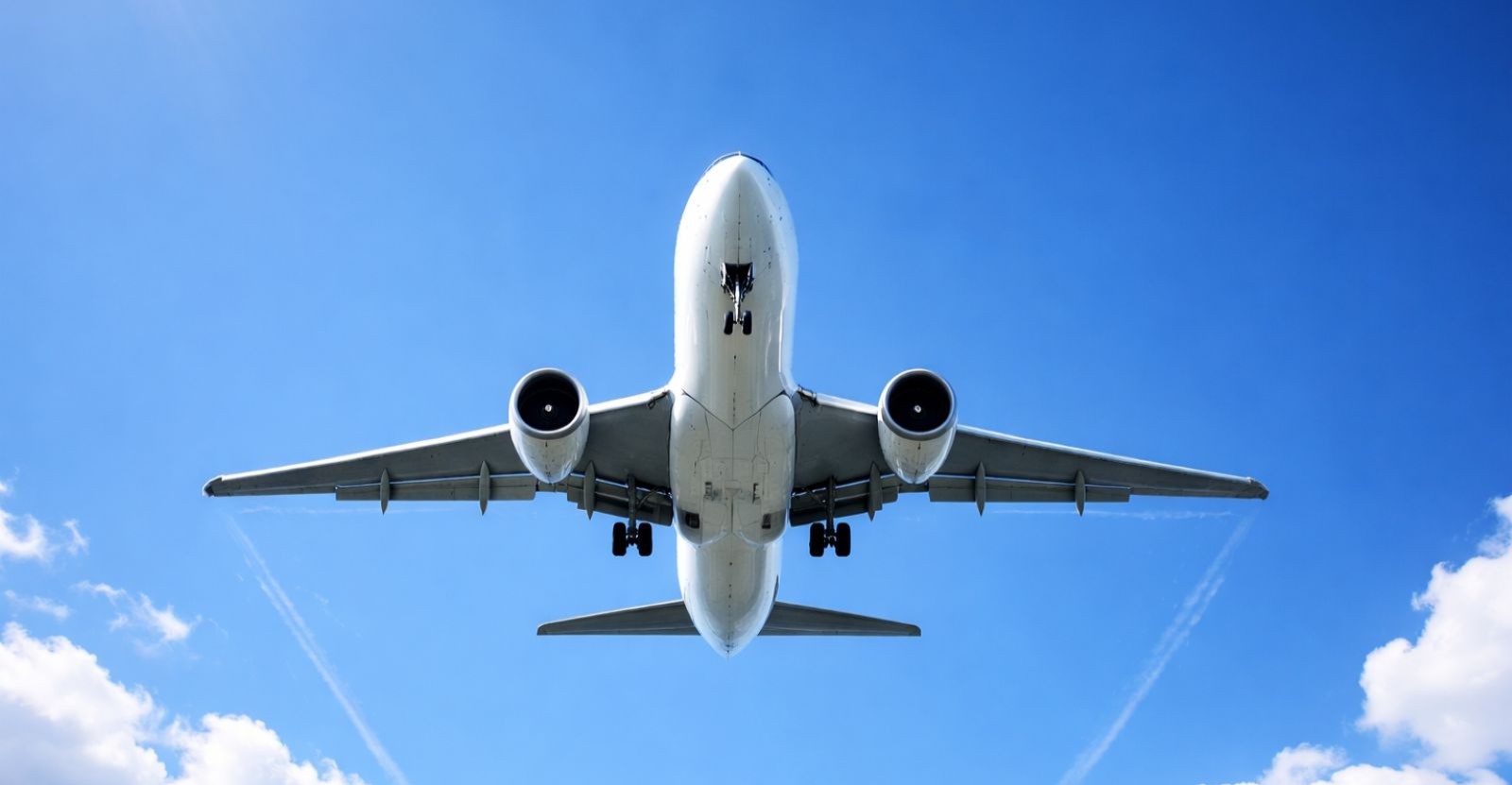 Flugzeug im Landeanflug bei blauem Himmel – Flugausfälle und Verspätungen durch Lufthansa-Streik