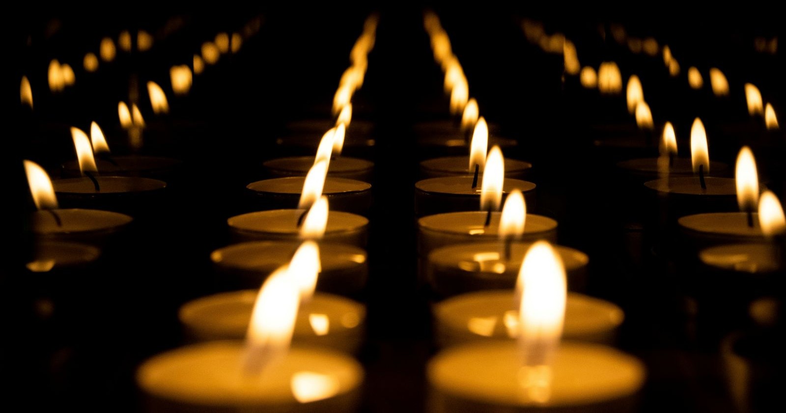 Brennende Kerzen als Symbol für Trauer nach dem Tod von Lukas Koch, ehemaliger Viva- und Kika-Moderator