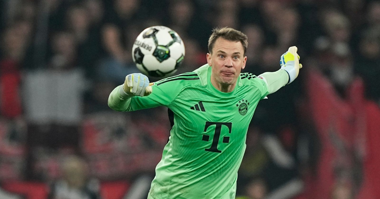 Manuel Neuer im Tor des FC Bayern München während des Pokalhalbfinales