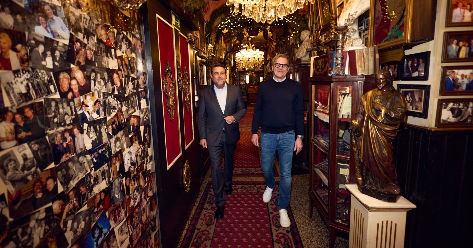 Zwei Männer unter einem Luster im Marchfelderhof