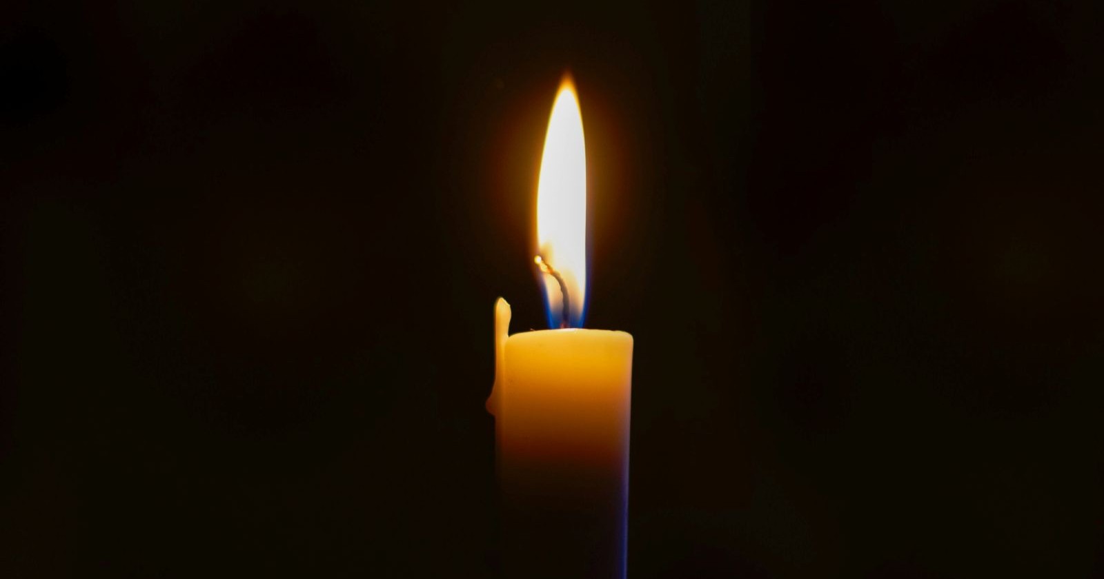 Mario Adorf tot: Brennende Kerze als Symbol der Trauer nach dem Tod von Mario Adorf, Schauspiel-Legende gestorben mit 95 Jahren