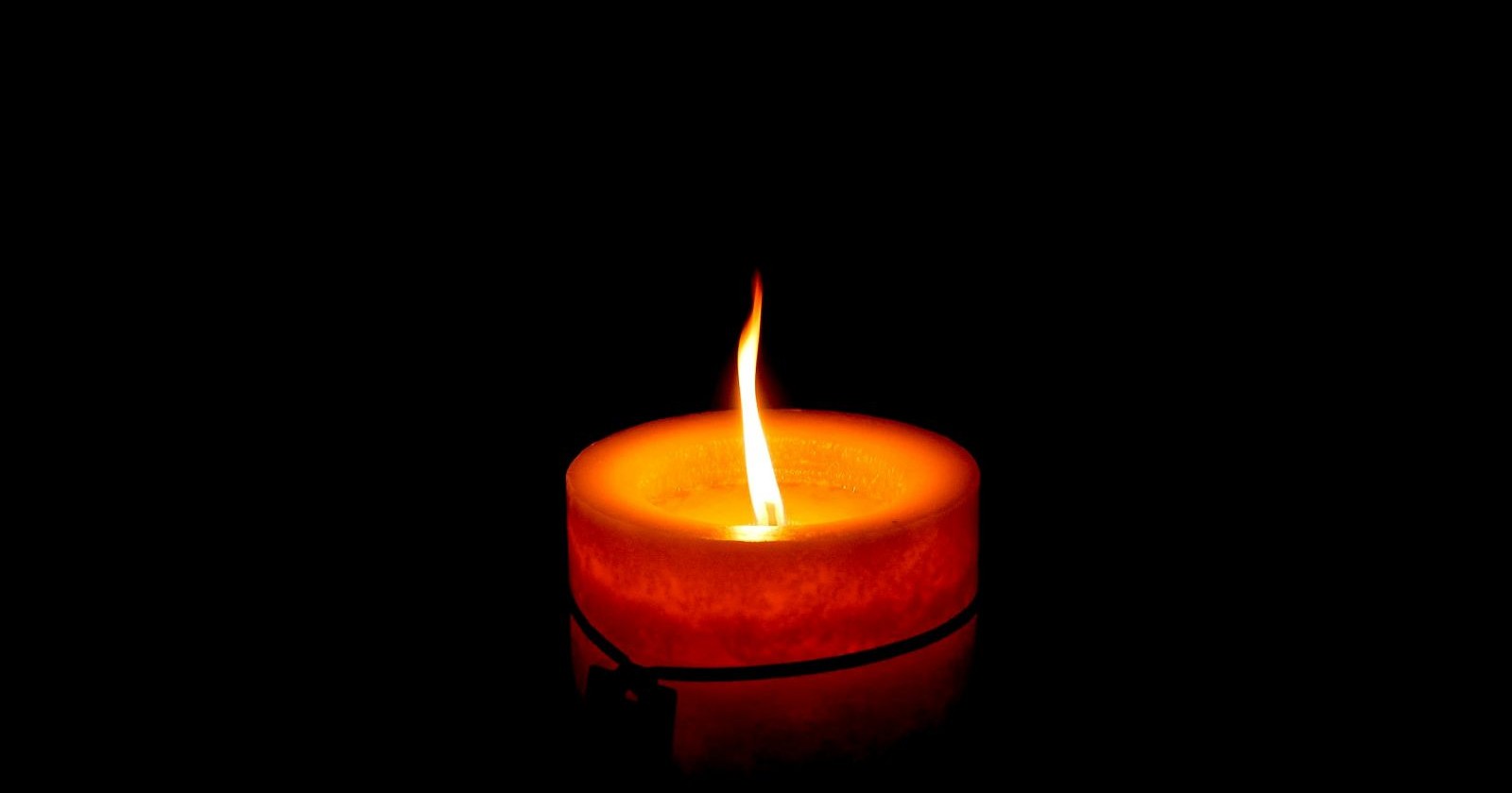 Trauerkerze im Dunkeln zum Gedenken an die verstorbene Ehefrau von Markus Mendler