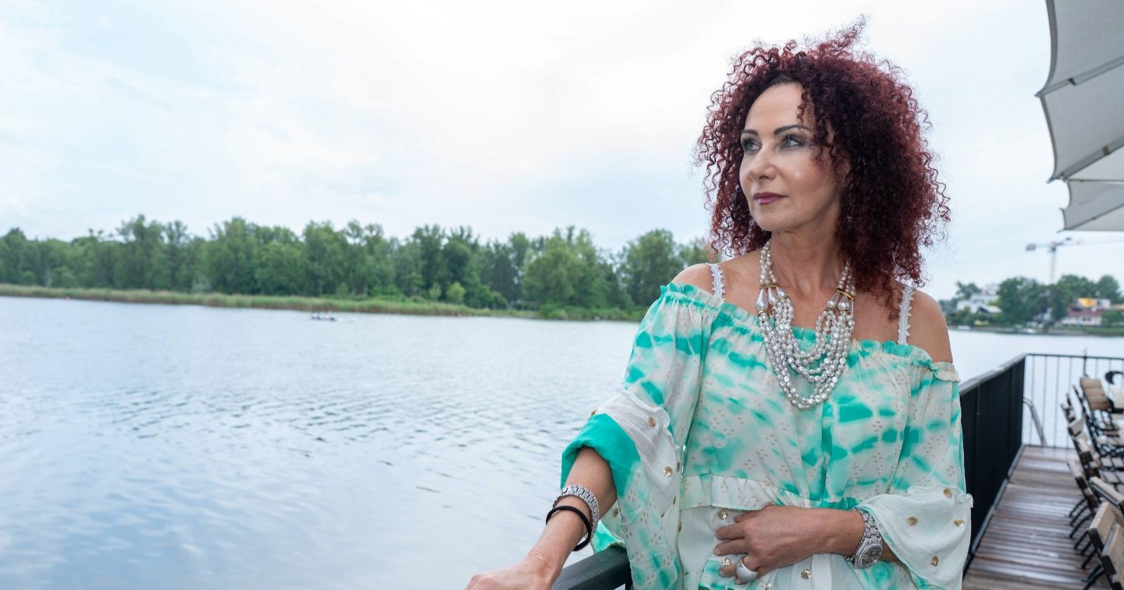 Christina Lugner am Wasser in Wien, blickt in die Ferne, vor ihrer geplanten Geburtstagsfeier im Strandcafé trotz gesundheitlicher Probleme