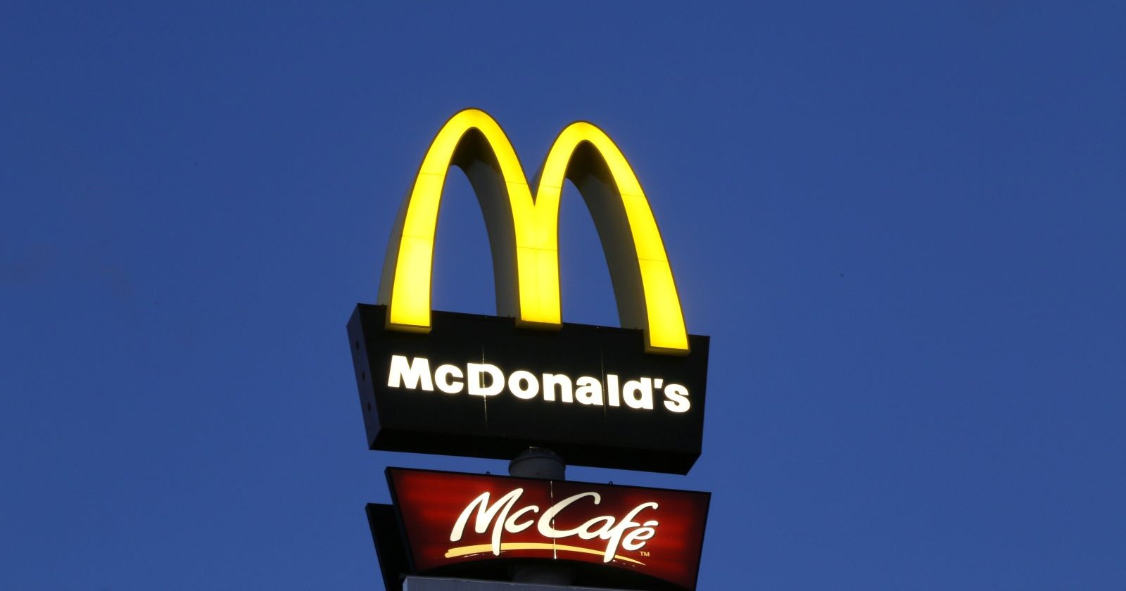 Außenansicht eines McDonalds-Logos, in dem neue Burger verkauft werden