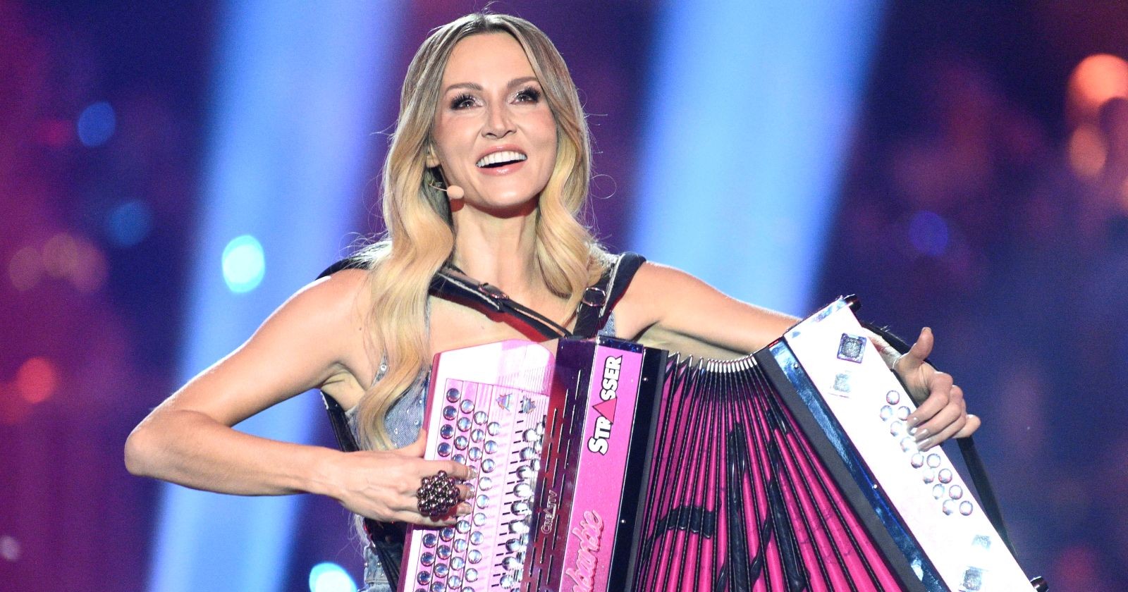 Eine blonde Musikerin spielt eine Harmonika