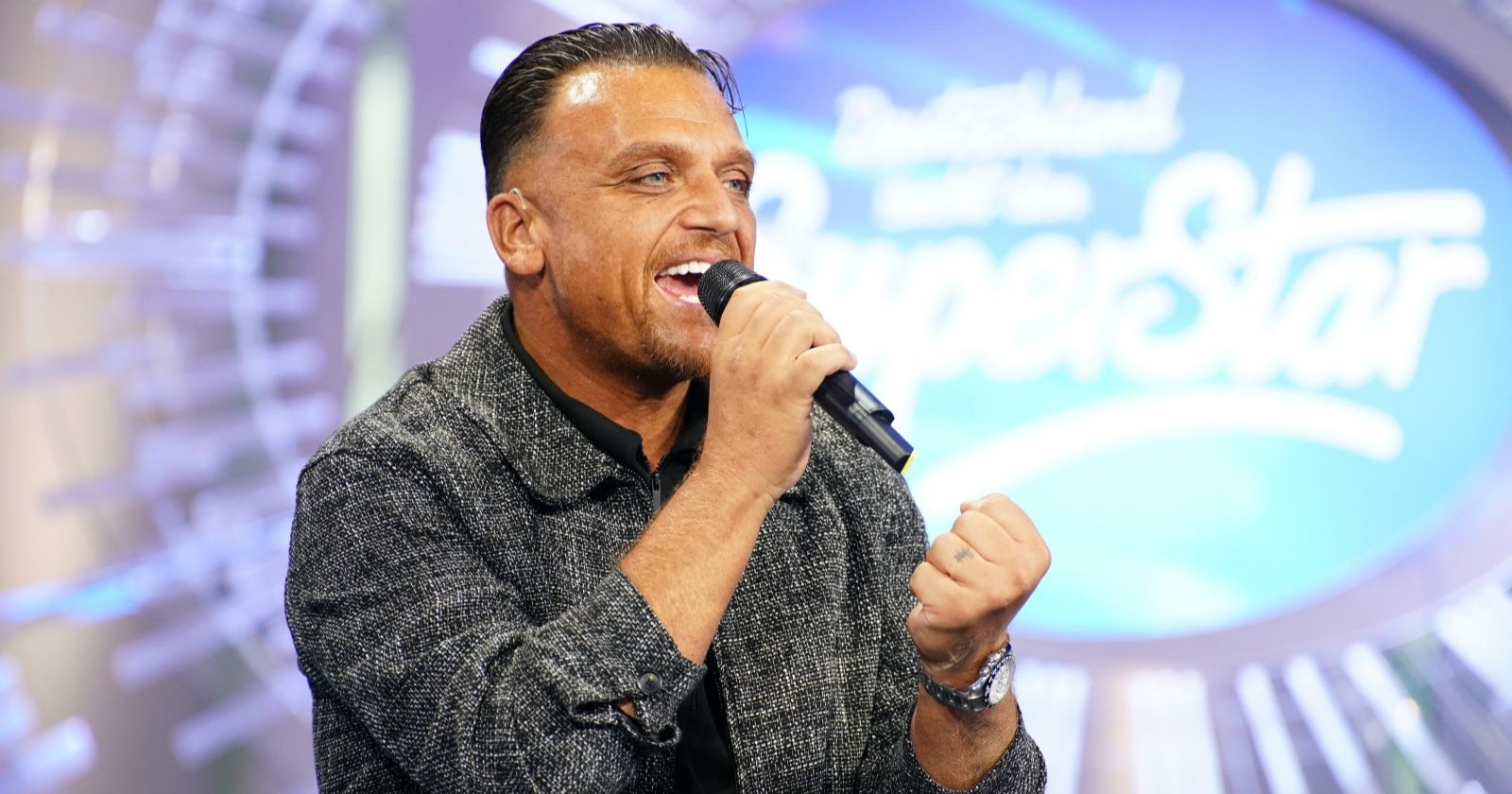 Menowin Fröhlich singt bei DSDS auf der Bühne und verkündet Baby-News mit Freundin Ronja