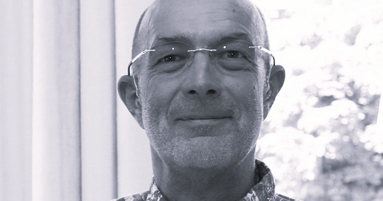 Michael Dichand blickt auf diesem Porträt ruhig in die Kamera und trägt eine randlose Brille. Das Bild zeigt ihn als Mitgesellschafter der Kronen Zeitung, der im Alter von 63 Jahren gestorben ist.