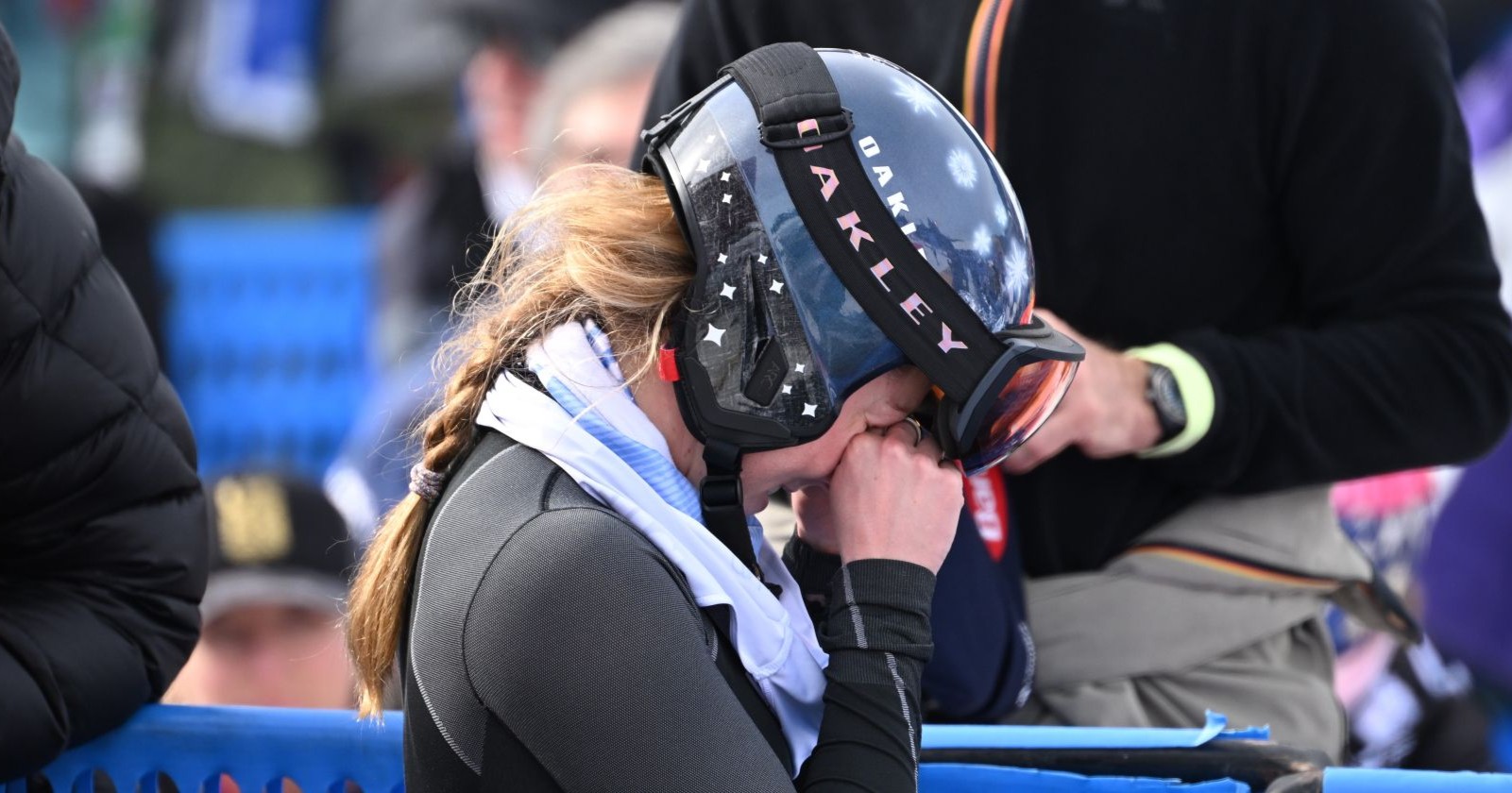Mikaela Shiffrin weint emotional mit Skibrille auf dem Kopf nach Musikmoment, sichtbar gerührt und nachdenklich