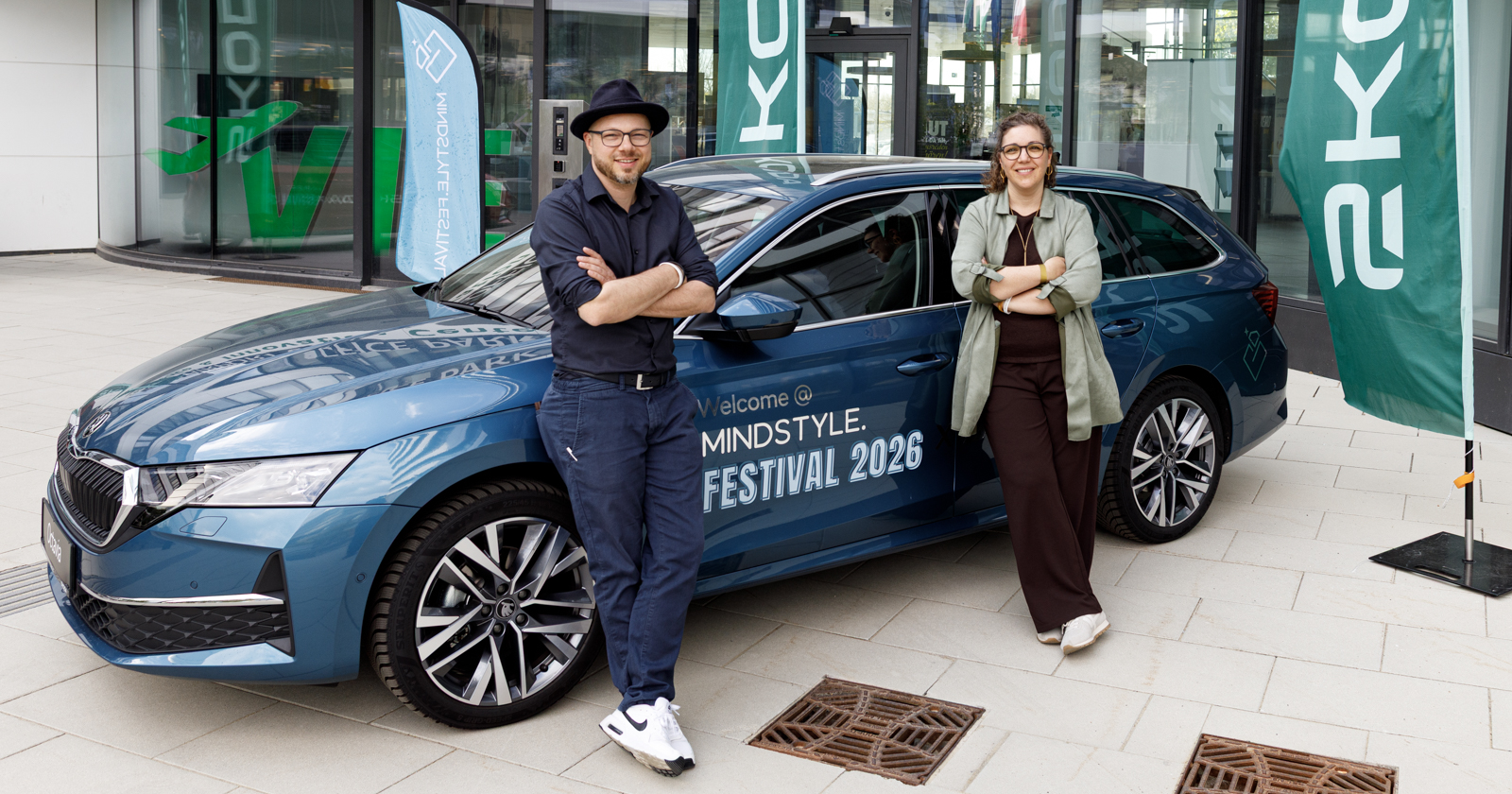 die Mindstyle.Festival-Organisatoren vor einem Auto