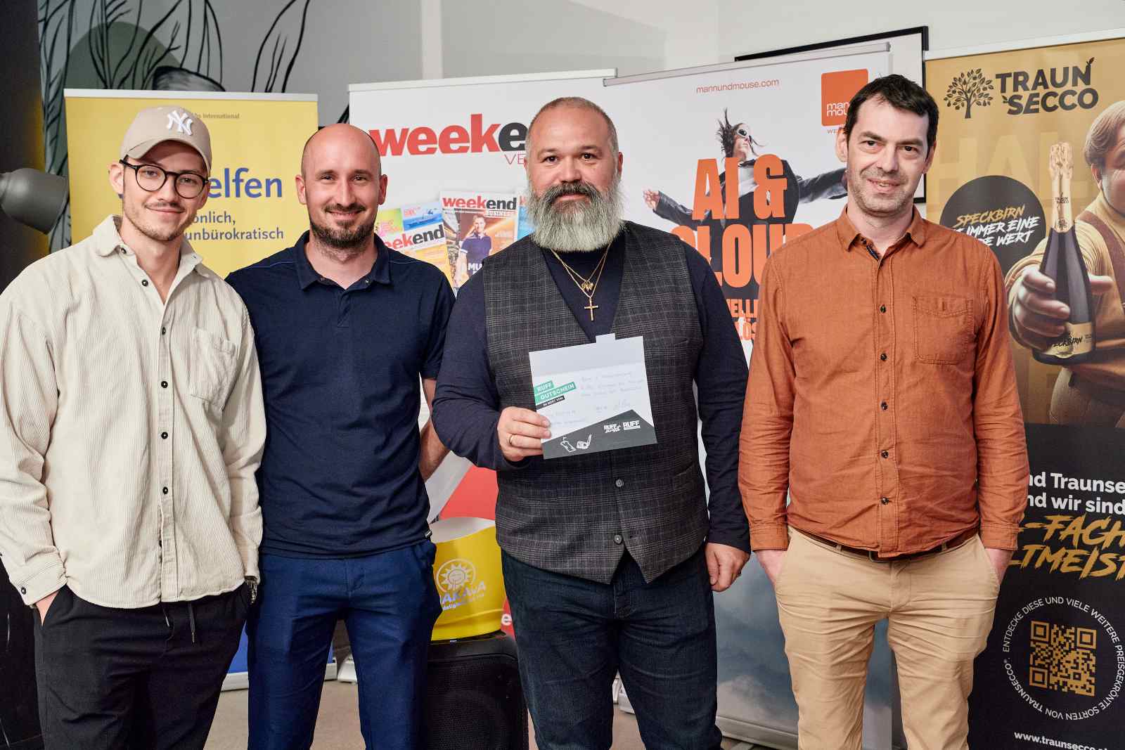 Teilnehmer bei der Siegerehrung des Charity-Minigolf von Lions Club Traun und Weekend Magazin mit Gutschein