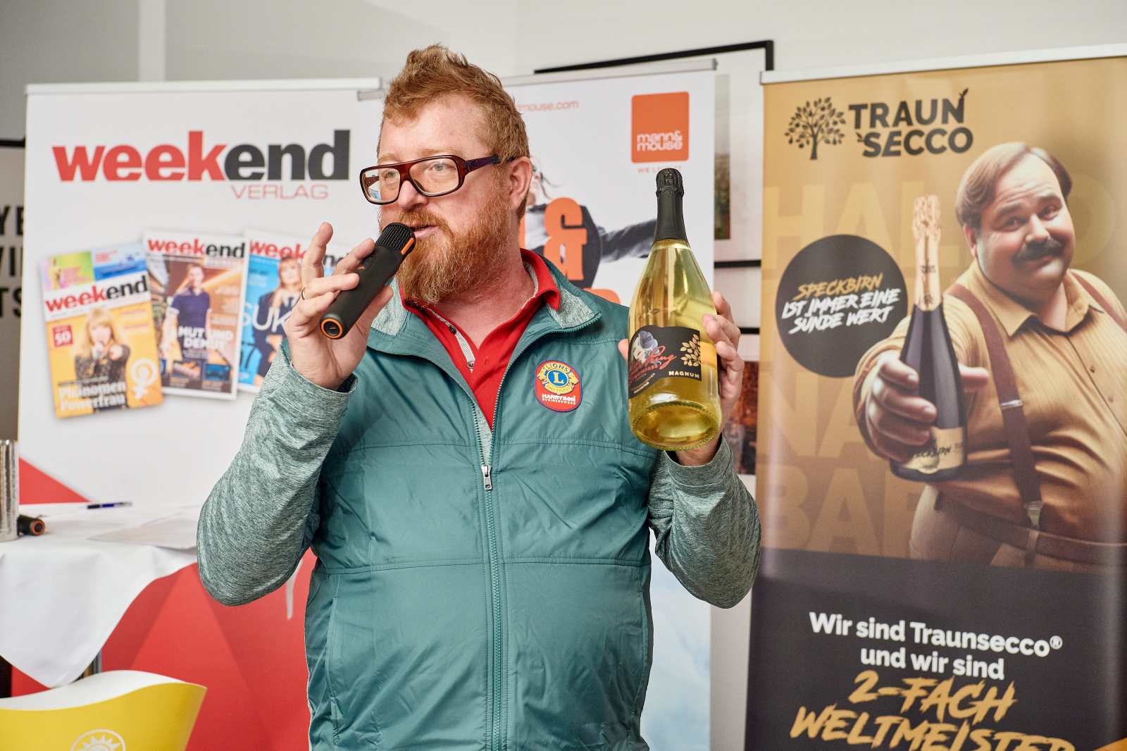 Andreas Hauser vom Team Lions Pasching 1 mit Traunsecco Flasche