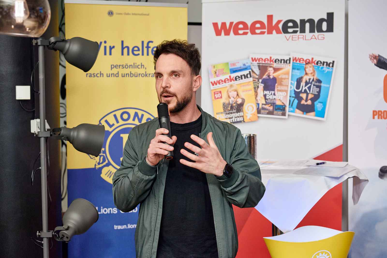 Markus Gaggl, Inhaber der RUFF Golf und Minigolf Anlage am Mikrophon.