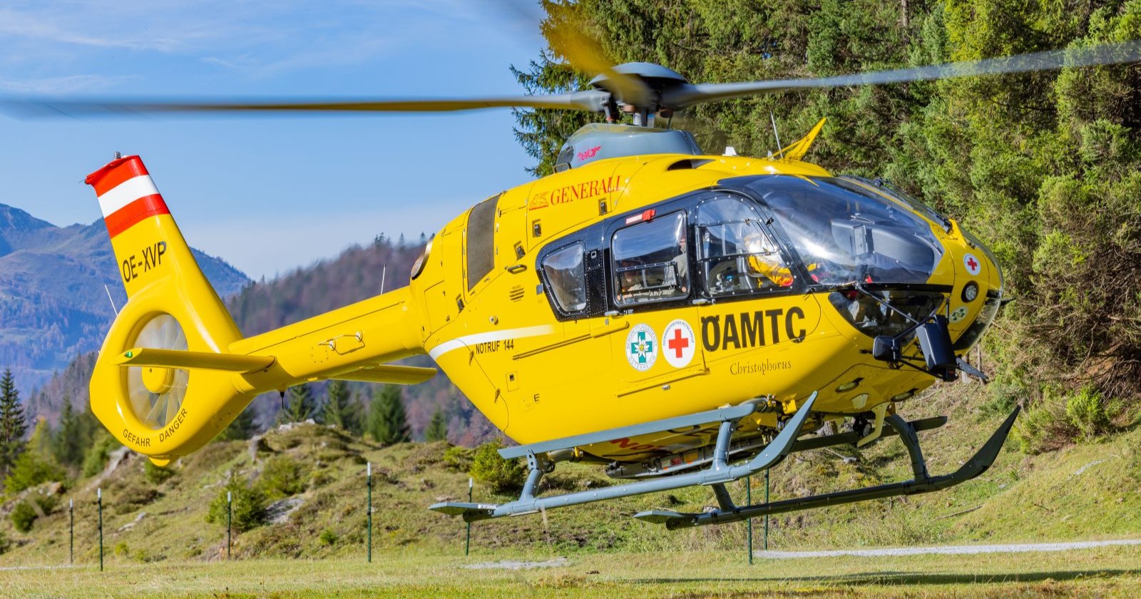 : Rettungshubschrauber nach einem schweren Verkehrsunfall im Einsatz