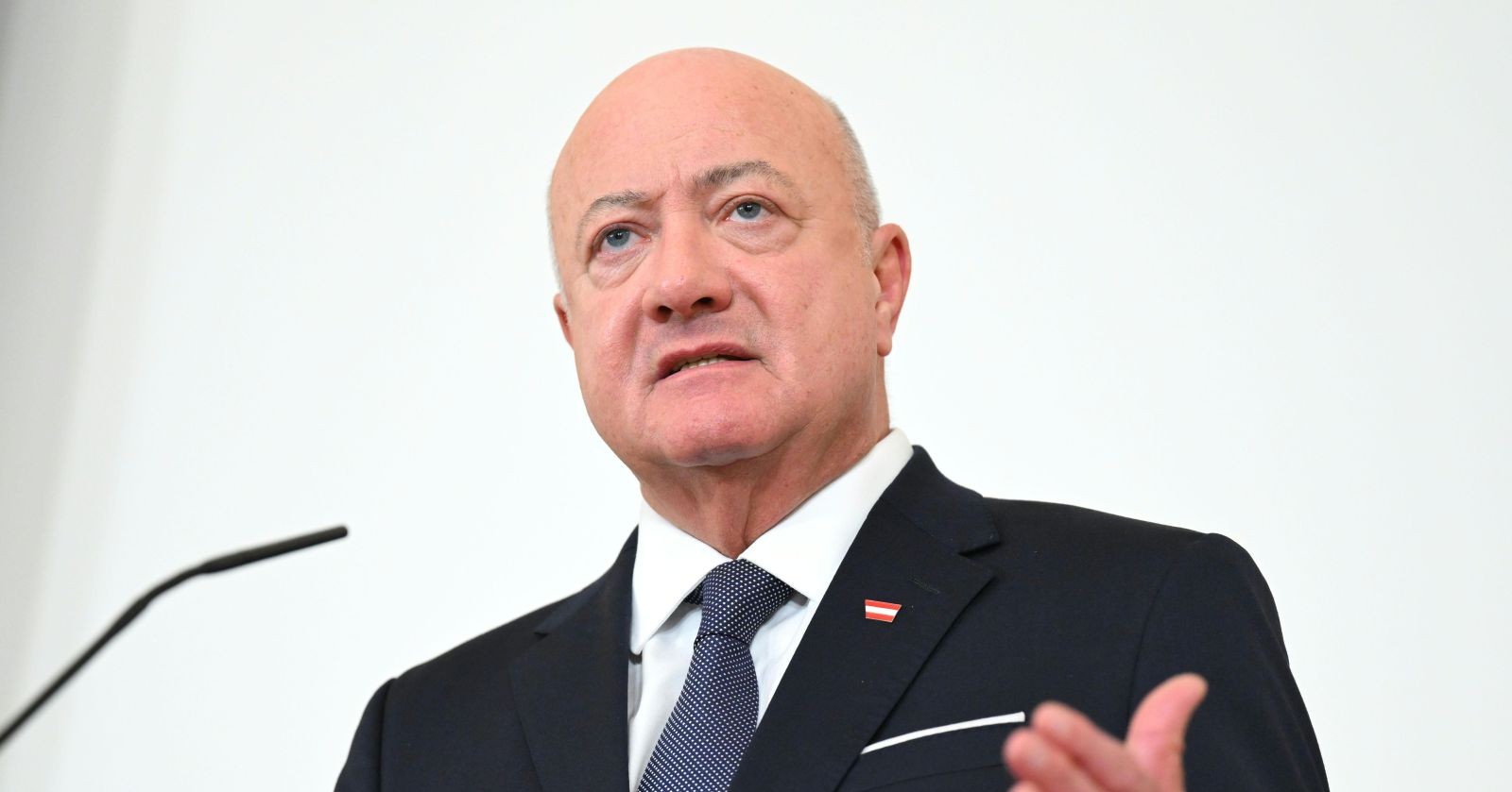 Bundeskanzler Christian Stocker bei einer Pressekonferenz;  Themenbild zur Strafanzeige nach Mordaufruf auf Social Media