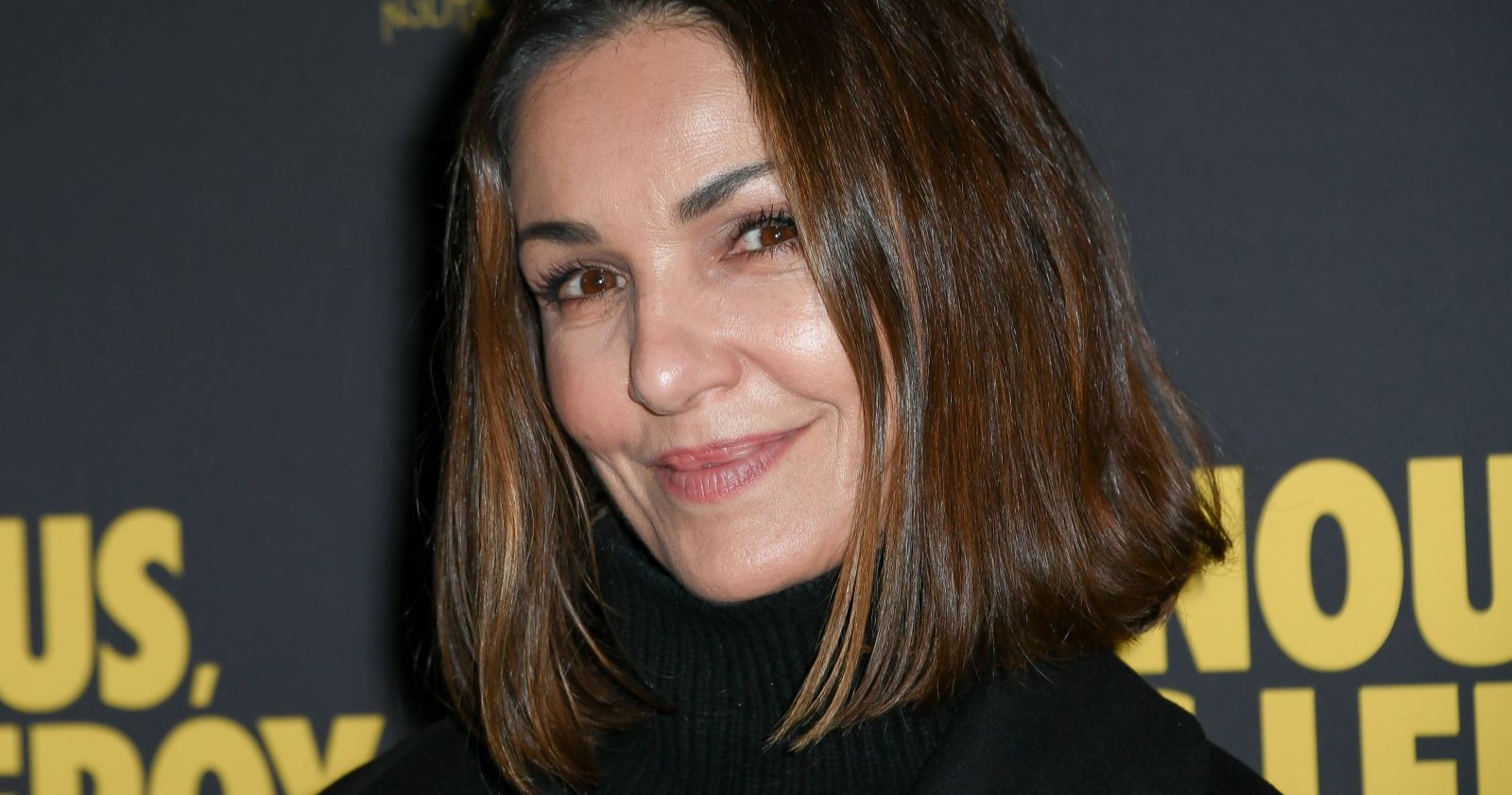 Nadia Farès lächelt bei einem Event in Paris, Porträt der französischen Schauspielerin vor ihrem Tod