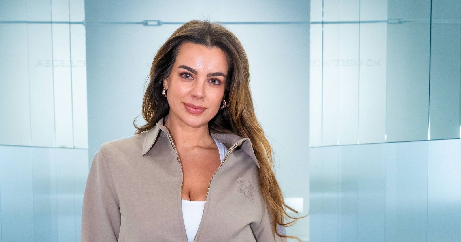 Nadine Mirada posiert elegant für Humanic Werbespot im Kino vor Der Teufel trägt Prada 2