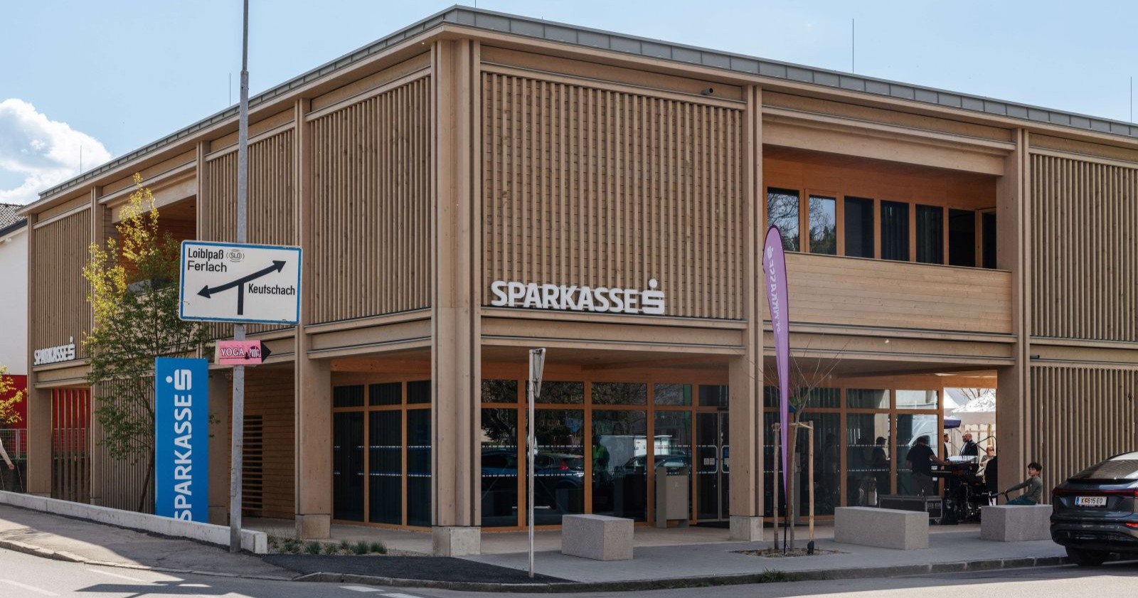 Lärche und Fichte formen die moderne Sparkassenfiliale, Außenansicht des neuen Gebäudes