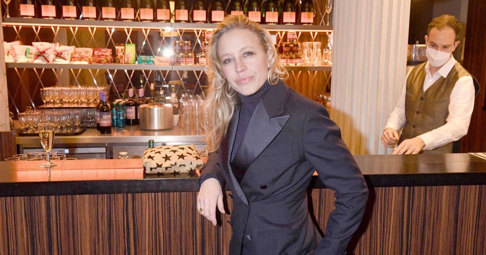 Nina Proll an einer Bar in Wien bei einem Event im Umfeld des Eurovision Song Contest 2026