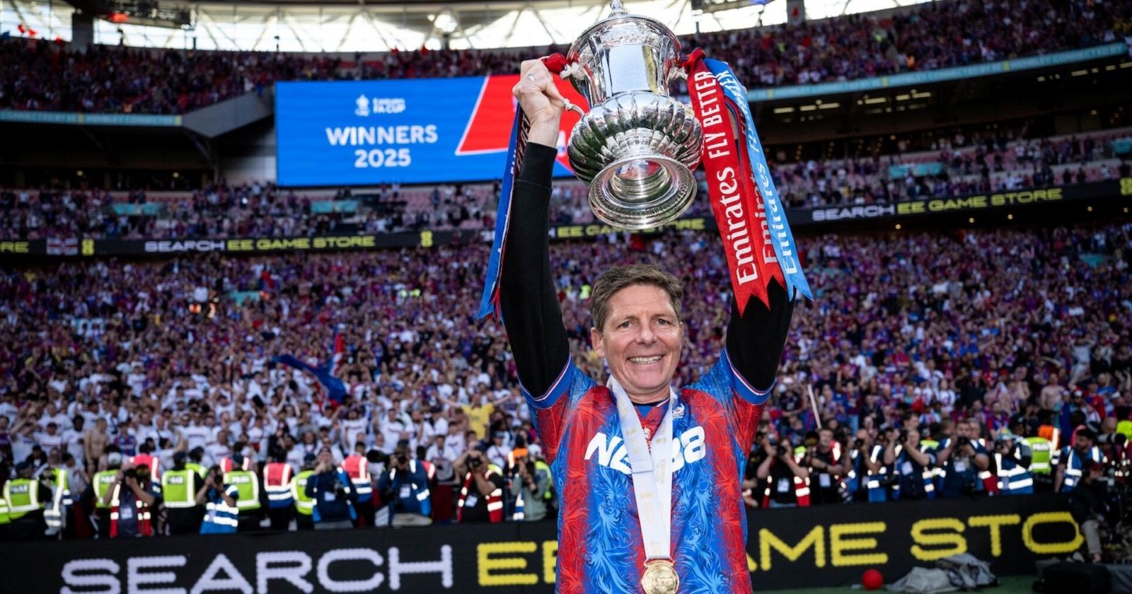 Oliver Glasner mit der FA-Cup-Trophäe im Londoner Wembley-Stadium