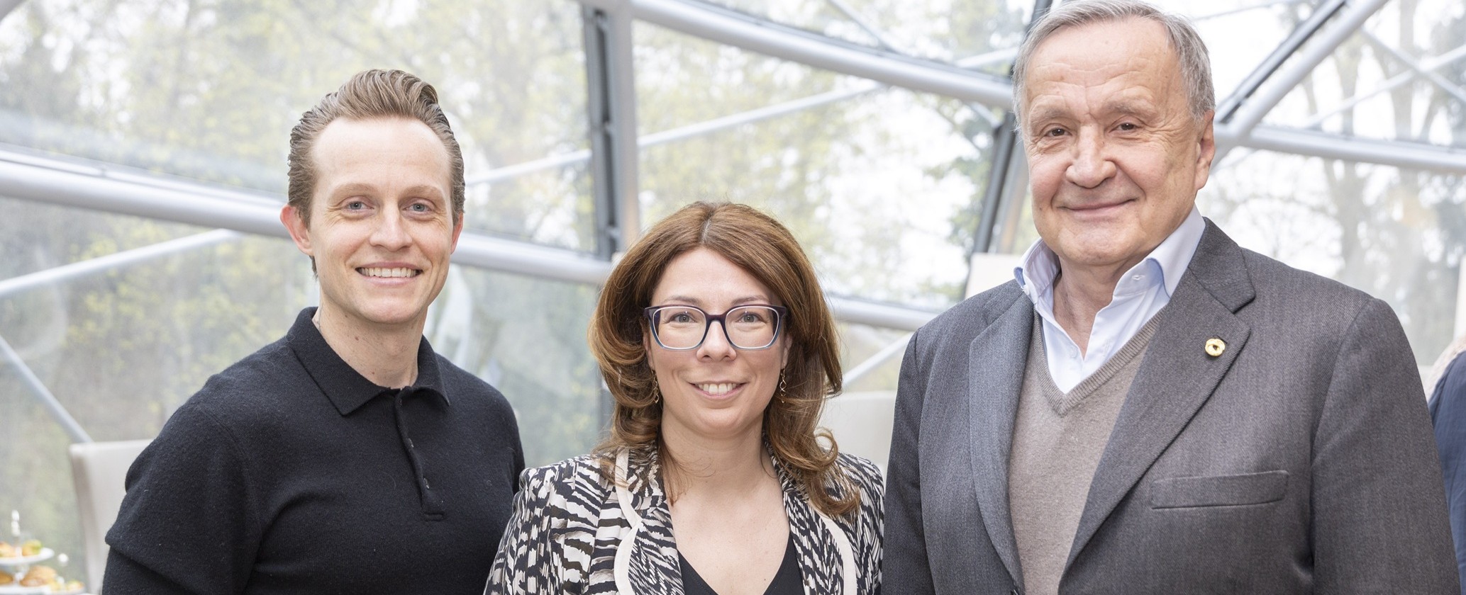 Brenton Ryan (Loge), Hoteldirektorin Samantha Teufel und Nikolaus Bachler, Intendant der Osterfestpiele (v. li.).