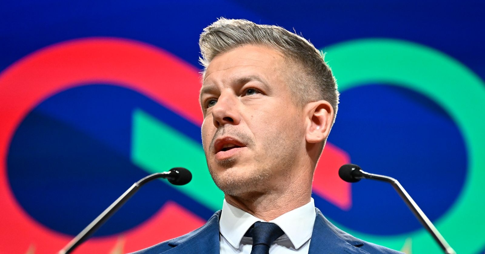 Péter Magyar bei Rede nach Wahlsieg in Ungarn 2026 mit TISZA und Zwei-Drittel-Mehrheit gegen Viktor Orbán