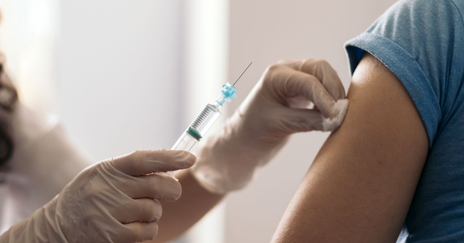 Pneumokokken Impfung bei älteren Menschen in Österreich mit Spritze beim Arzt